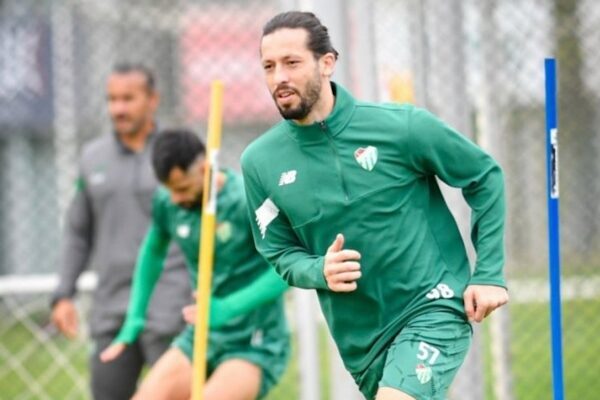 Bursaspor Teknik Direktörü Adem Çağlayan yönetiminde Özlüce İbrahim Yazıcı Tesisleri'nde