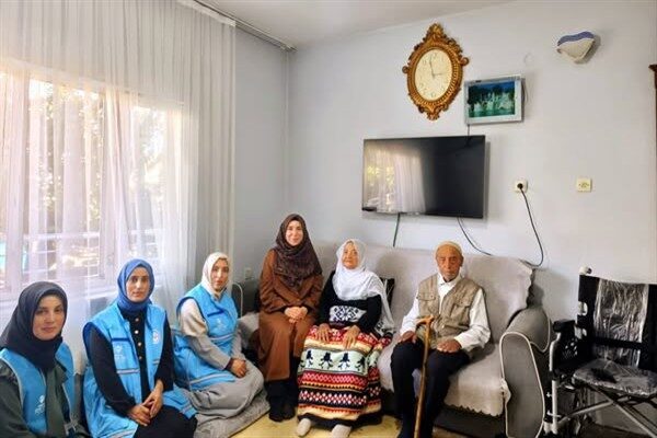 Ziyarette, ailenin yaşlı ferdine tekerlekli sandalye hediye edilerek hayatının kolaylaştırılması
