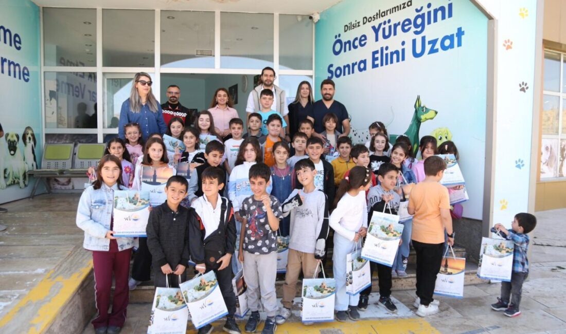 Veteriner İşleri Dairesi Başkanlığı ekipleri ve hayvanseverlerin katıldığı programda çocuklara