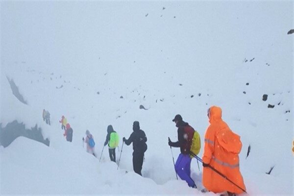Çin devlet medyası, yetkililerin Everest Dağı'nın Tibet yamaçlarında tipi nedeniyle