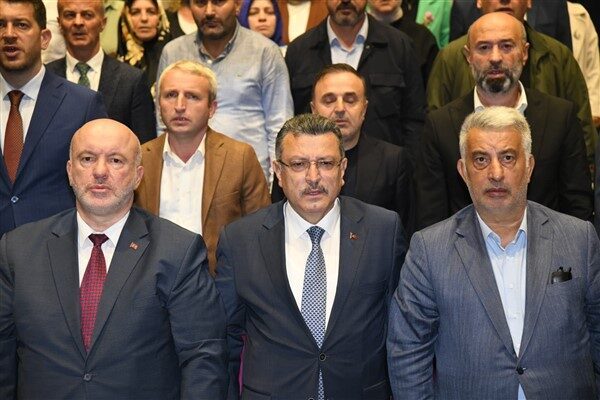 Toplantıya Trabzon Büyükşehir Belediye Başkanı Ahmet Metin Genç, Trabzon Milletvekilleri