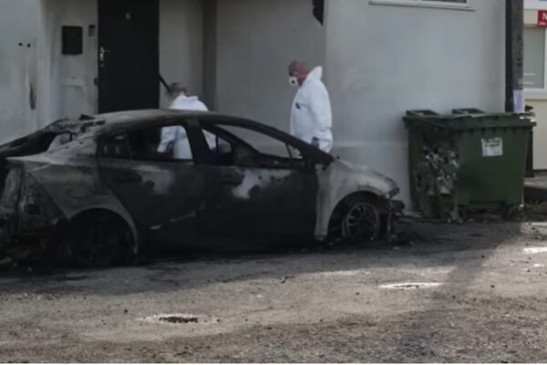 İtfaiye ekipleri, Cumartesi günü saat 21:50 civarında Peacehaven'daki Phyllis Caddesi'ndeki