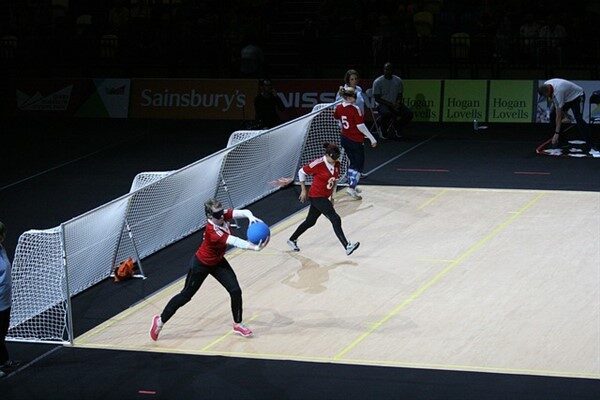 Finlandiya'da düzenlenen IBSA Avrupa Goalball Şampiyonası'nda mücadele eden kadın ve