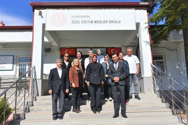 Ziyarette Halk Eğitimi Merkezi Müdürü Feyzan Koçak ve görevli usta