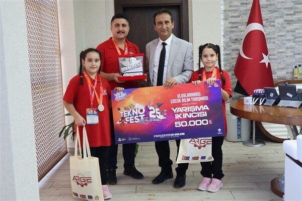 Karaman Emniyet Müdürlüğünde Sosyal Hizmet Uzmanı olarak görev yapan babaları