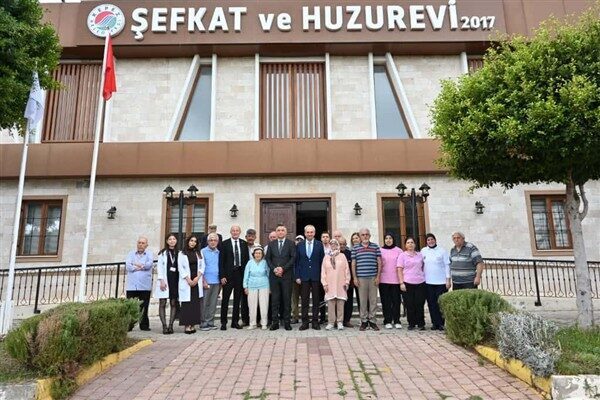 Kaymakam Dervişoğlu ve Başkan Kocagöz,  huzurevi sakinleriyle sohbet ederek onların
