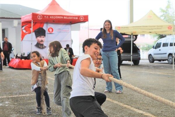 Festival, Yeşiltepe Pazar Yeri’nde gerçekleştirilirken etkinlik boyunca çocuklar; seksek, yumurta