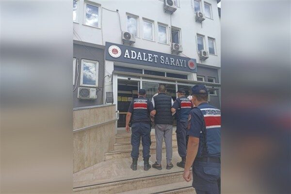 Kocaeli İl Jandarma Komutanlığı, aranan şahısların yakalanmasına yönelik operasyonlar düzenleniyor.