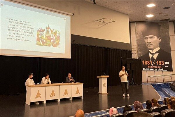 Belediyenin Kültür Salonu’nda gerçekleştirilen seminerde uzman psikologlar, özel eğitim uzmanları