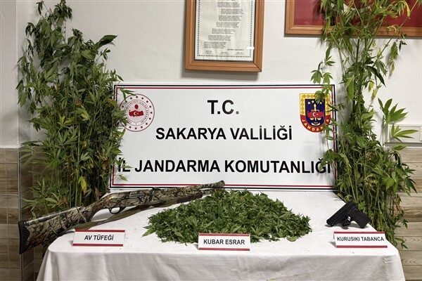 Sakarya İl Jandarma Komutanlığı ekipleri, uyuşturucu ve kaçakçılıkla mücadele faaliyetleri