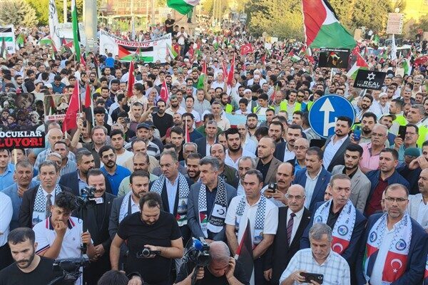 Şanlıurfa’da Gazze’ye destek yürüyüşü gerçekleştirildi. Ali Şelli Parkı’ndan başlayan yürüyüş,