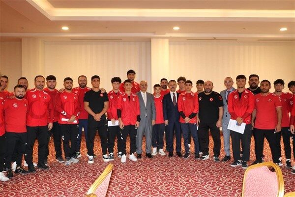 Kocaeli Büyükşehir Belediyesi Gebze Sporcu Eğitim Merkezi’nde hazırlıklarını sürdüren U15,