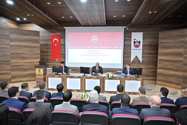 Diyarbakır’da yürütülen kamu yatırımlarının değerlendirildiği toplantı, Vali Murat Zorluoğlu başkanlığında