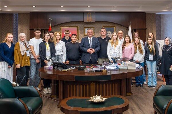Ziyarette Yalova Belediye Başkanı Mehmet Gürel, öğrencilerle sohbet ederek Yalova’nın