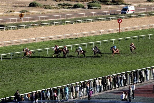 7 İngiliz tayının mücadele ettiği 1400 metre çim pistte, Jokey