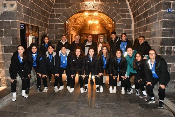 Siverek Belediyesi’nden Ağrı Kadın Futbol Takımı’na destek Kısıtlı imkanlarla mücadele eden ve buna rağmen ikinci sırada yer